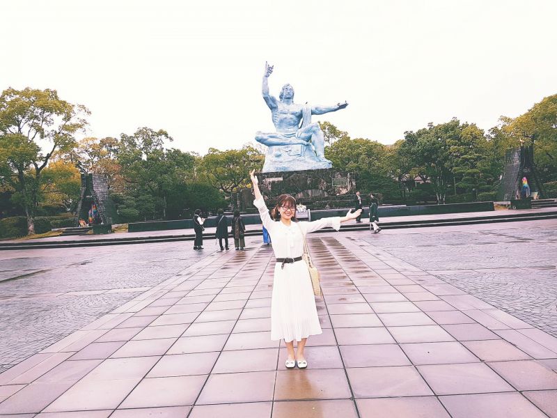 Thùy Linh trước tượng cầu nguyện hòa bình của Nagasaki Thùy Linh trước tượng cầu nguyện hòa bình của Nagasaki